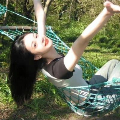 濠河边上的女人
